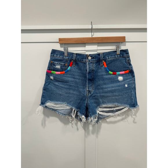 NWOT Levi’s 501 Embroidered Denim Shorts Size 32 - Picture 1 of 7